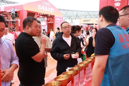 火锅麻酱携免加伴侣装亮相2025重庆火博会麻将胡了2模拟器革新传统蘸料体验！ 正庭香(图3)