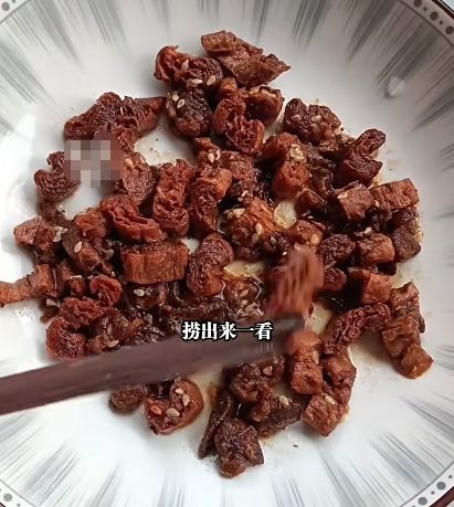 斤买手撕牛肉干焯水后发现变豆腐干麻将胡了离了个大谱!男子75元一(图2) 斤买手撕牛肉干焯水后发现变豆腐干麻将胡了离了个大谱!男子75元一(图2)
